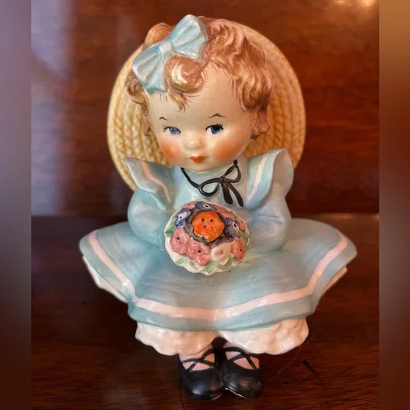 Goebel Charlot Byj 12 Sitting Pretty Girl With Bouquet Figurine 1957 - Picture 1 of 12